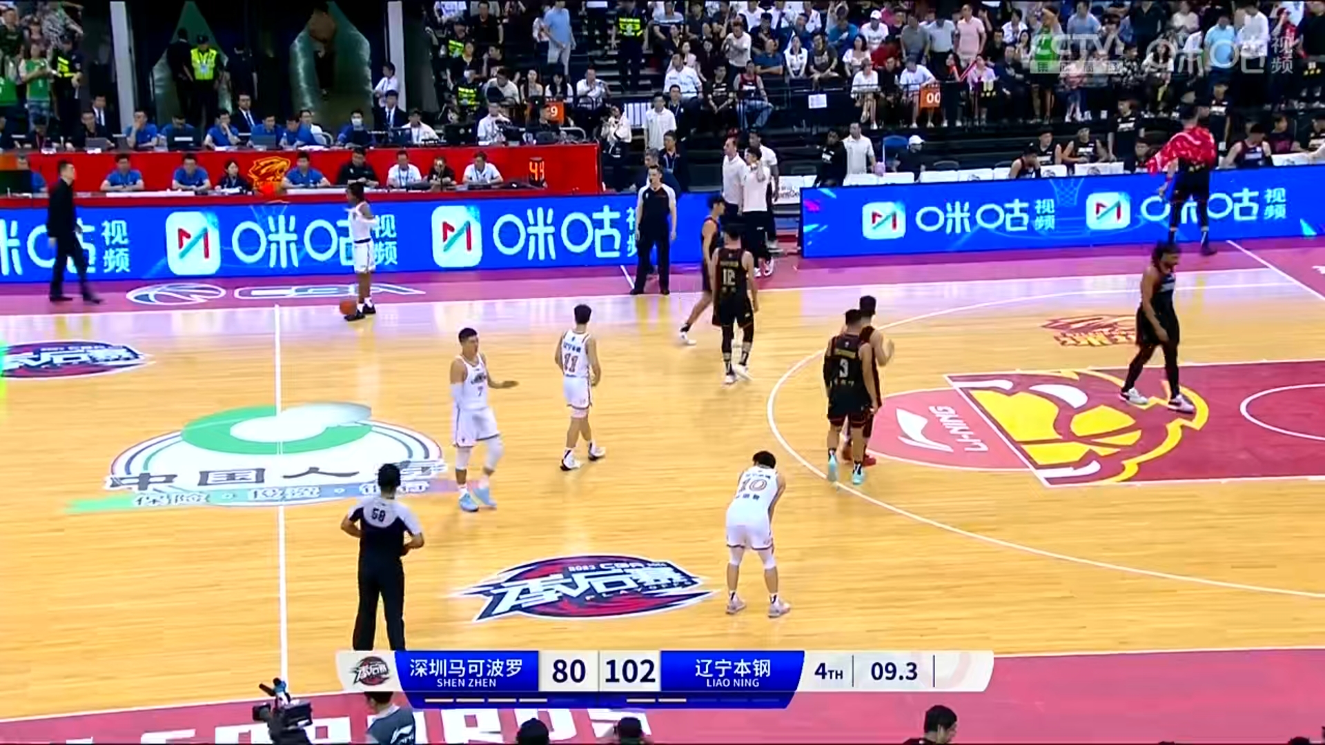 深圳男篮大比分战胜对手，士气高涨