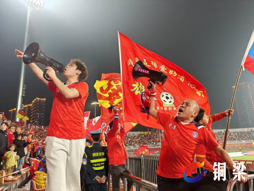 现场氛围火爆！球迷们为自己心仪的球队加油助威